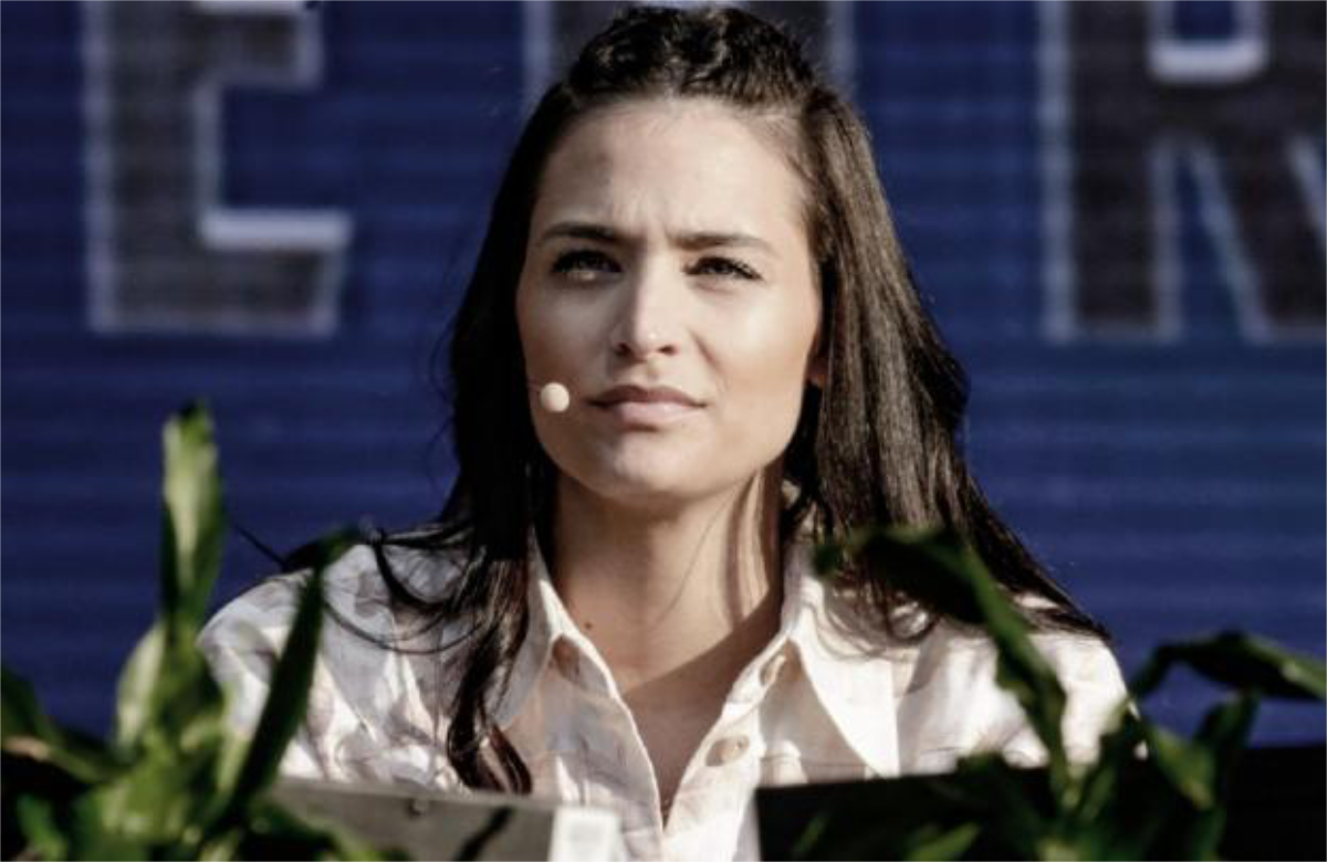Amira Pocher guckt ernst