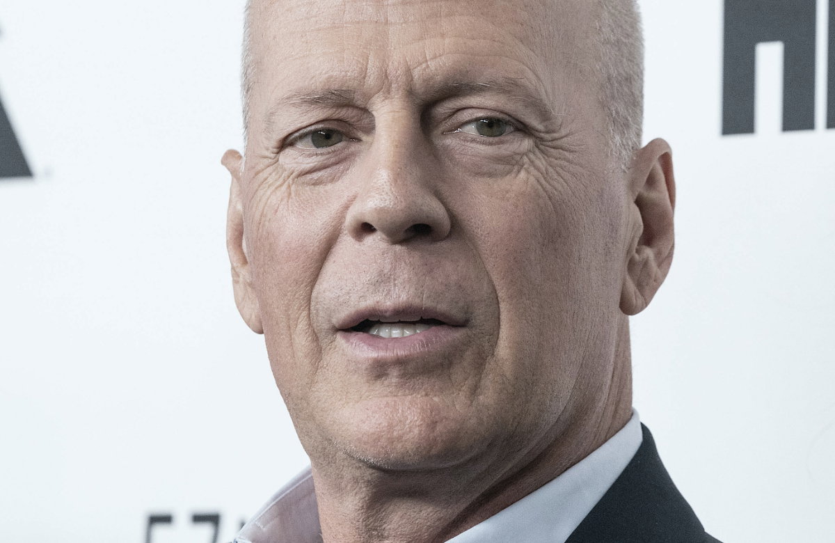 Bruce Willis guckt ernst