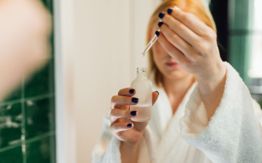 Ökotest hat die 5 besten Hyaluron-Seren gekürt – und das sind die Gewinner.