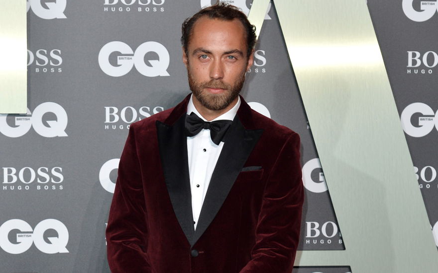James Middleton in rotem Blazer lächelt in Kamera