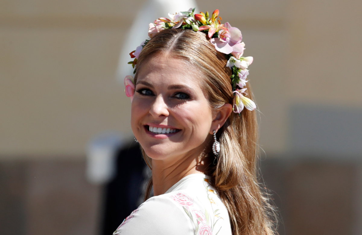 Madeleine von Schweden mit Blumen im Haar lächelt