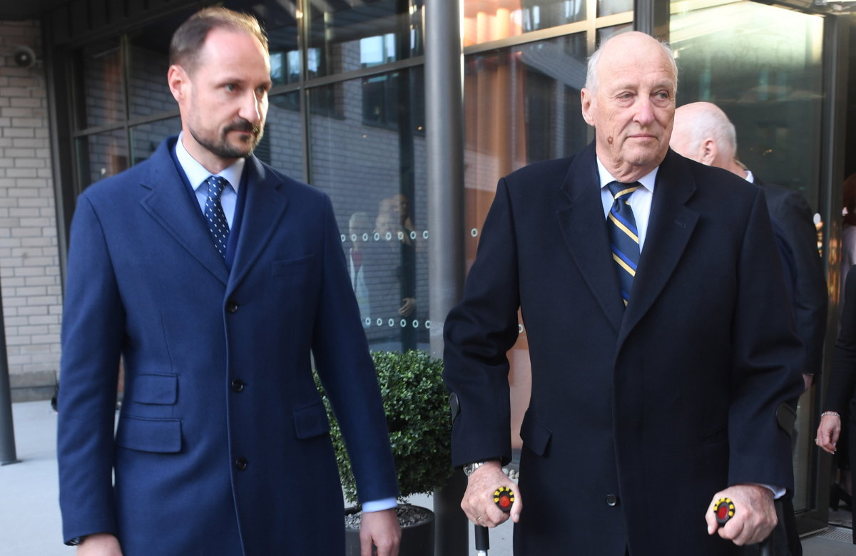 Prinz Haakon von Norwegen steht neben König Harald