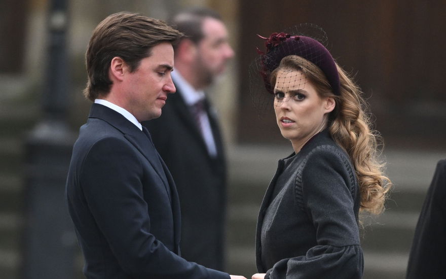 Prinzessin Beatrice schaut traurig Edoardo hält ihre Hand