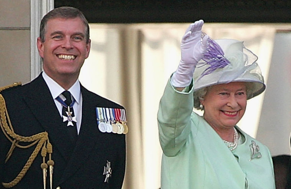 Prinz Andrew und die Queen lachen