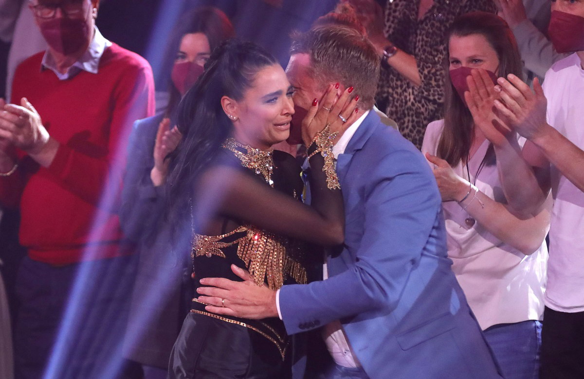Amira und Oliver Pocher umarmen sich bei "Let's Dance"