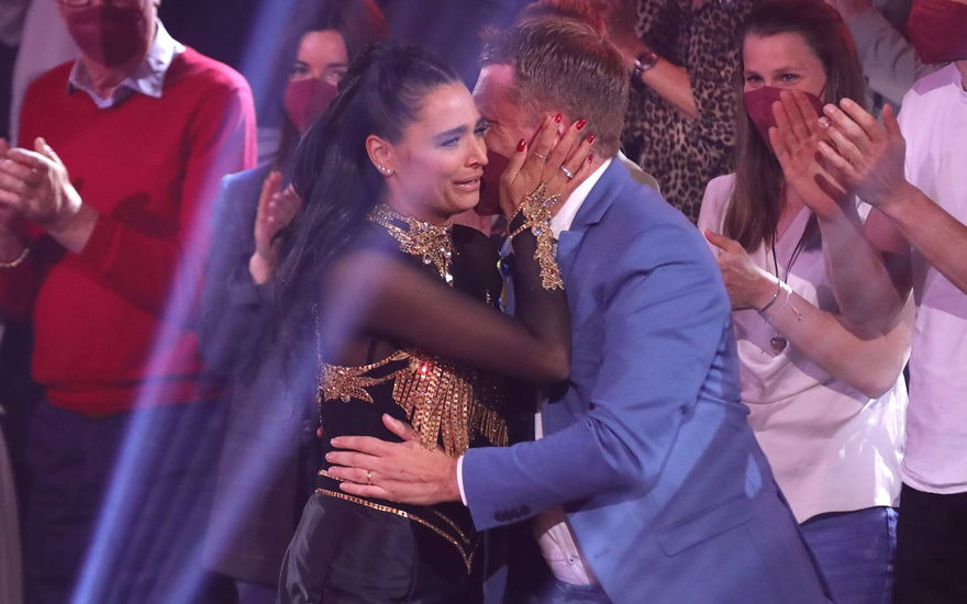 Amira und Oliver Pocher umarmen sich bei "Let's Dance"