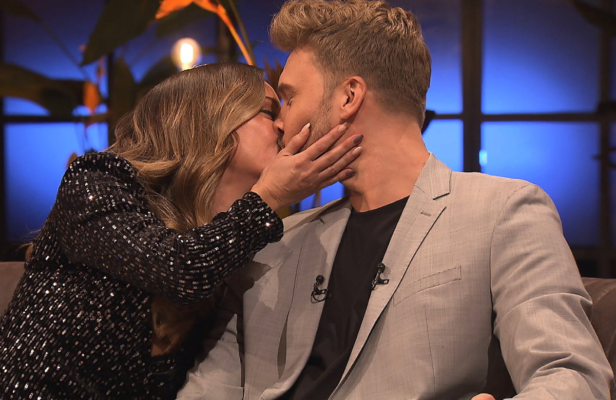 Anna Rossow und Bachelor Dominik Stuckmann küssen sich