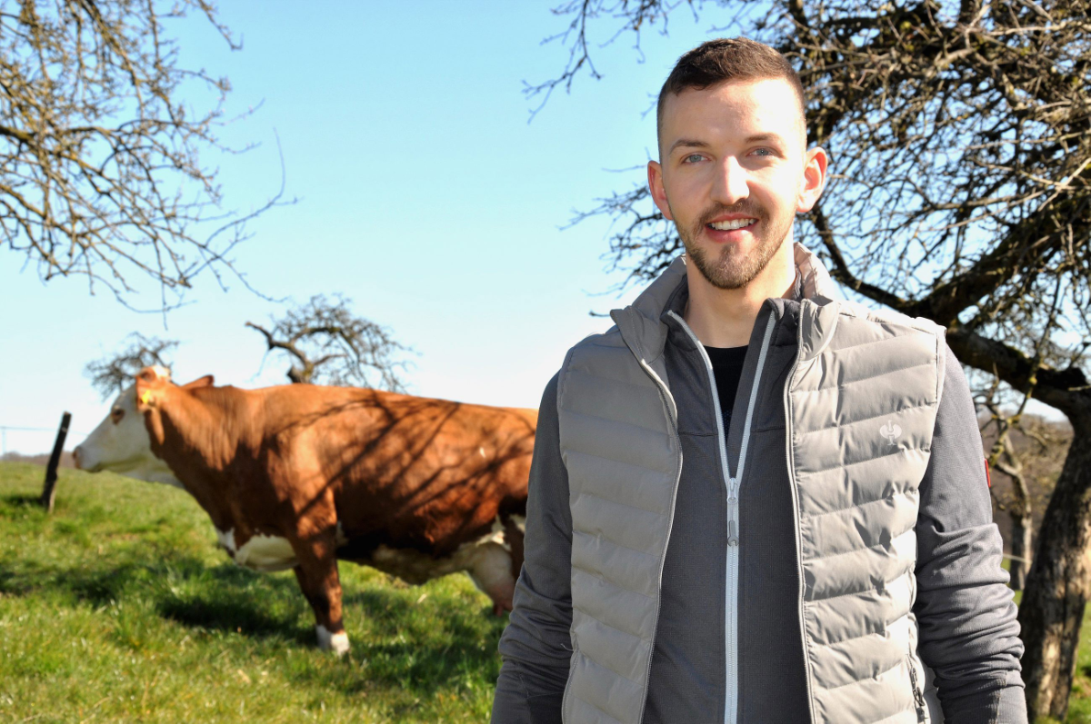 Michael Kaufmann steht vor einer Kuh