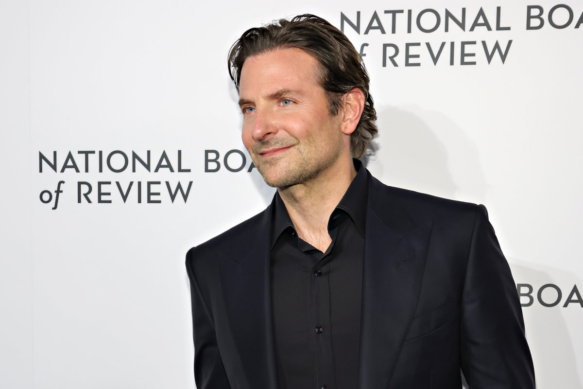 Bradley Cooper lächelt