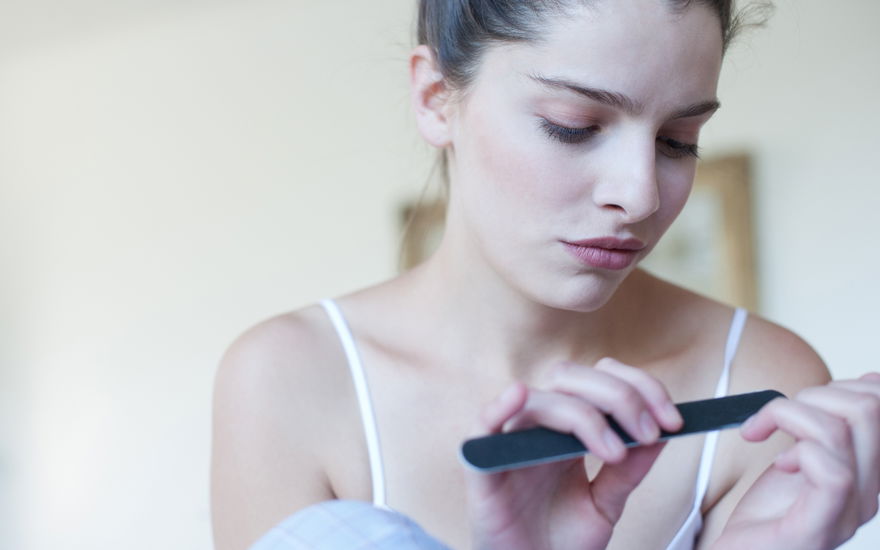 Beauty Lexikon: Die besten Tipps gegen rillige Nägel
