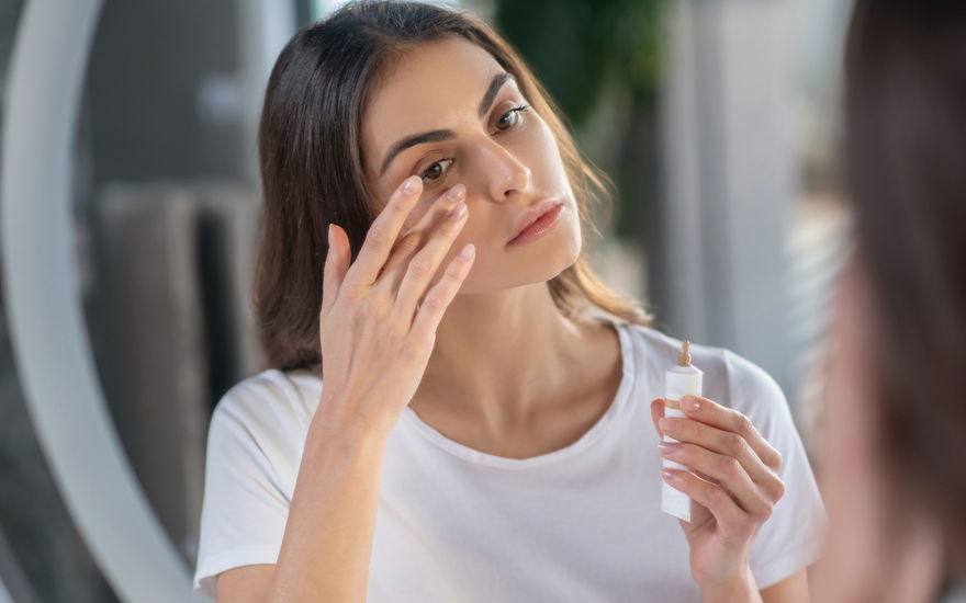 Laut "Ökotest": Dieser Drogerie-Concealer ist "sehr gut"