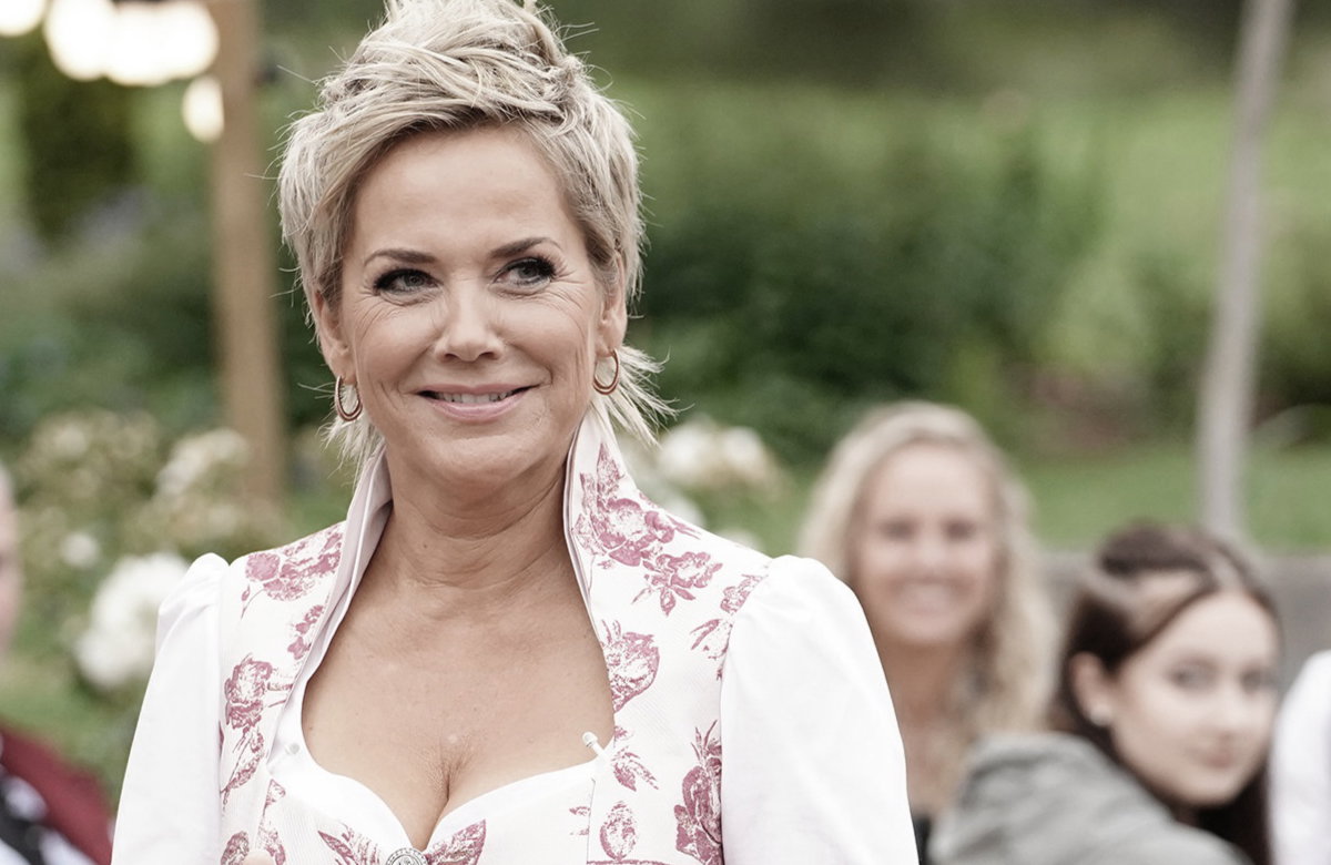 Inka Bause schaut bei "Bauer sucht Frau" zur Seite und lächelt