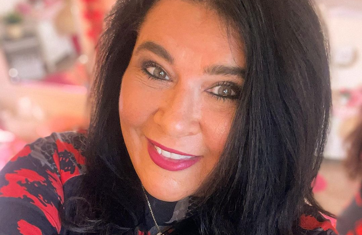 Iris Klein macht ein Selfie und lächelt