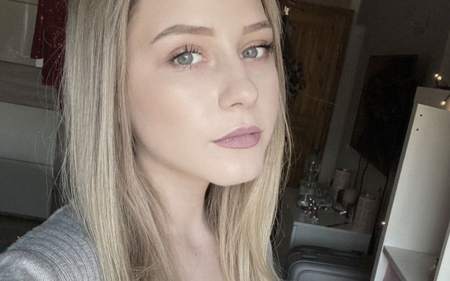 Loredana Wollny guckt ernst