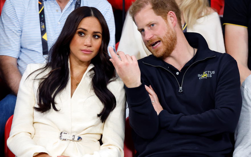 Meghan und Harry schauen ernst bei den Invictus Games 2022