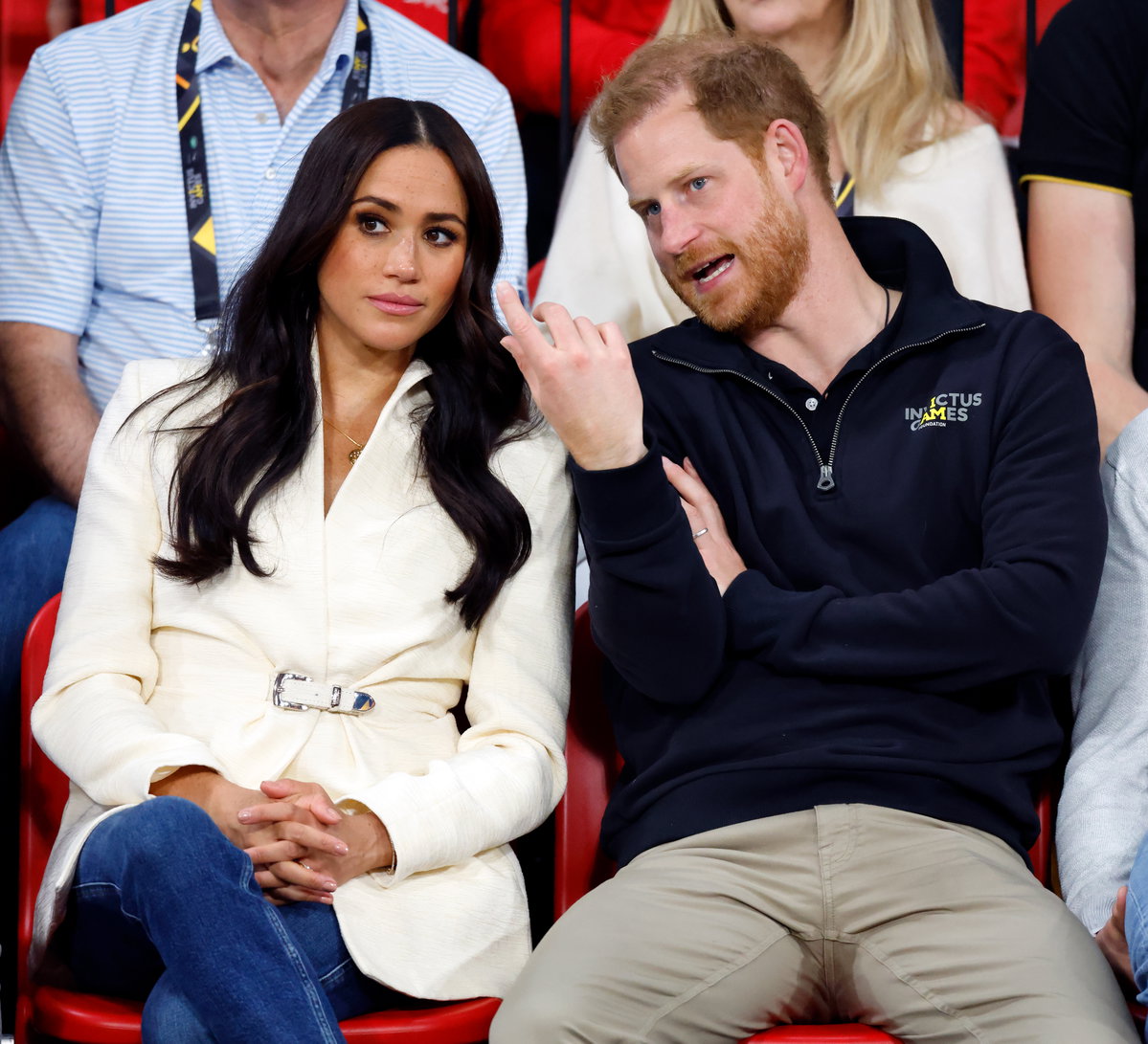 Meghan und Harry schauen ernst bei den Invictus Games 2022