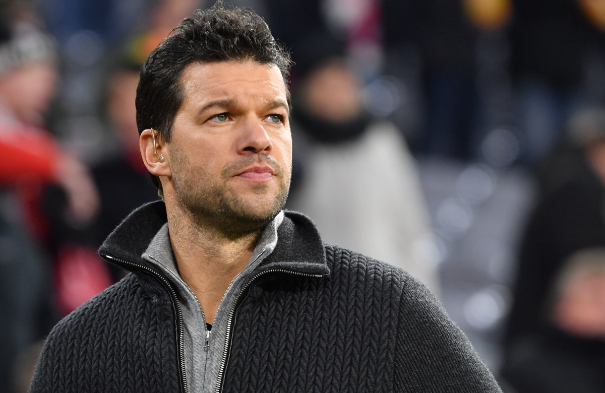 Michael Ballack sieht ernst zur Seite