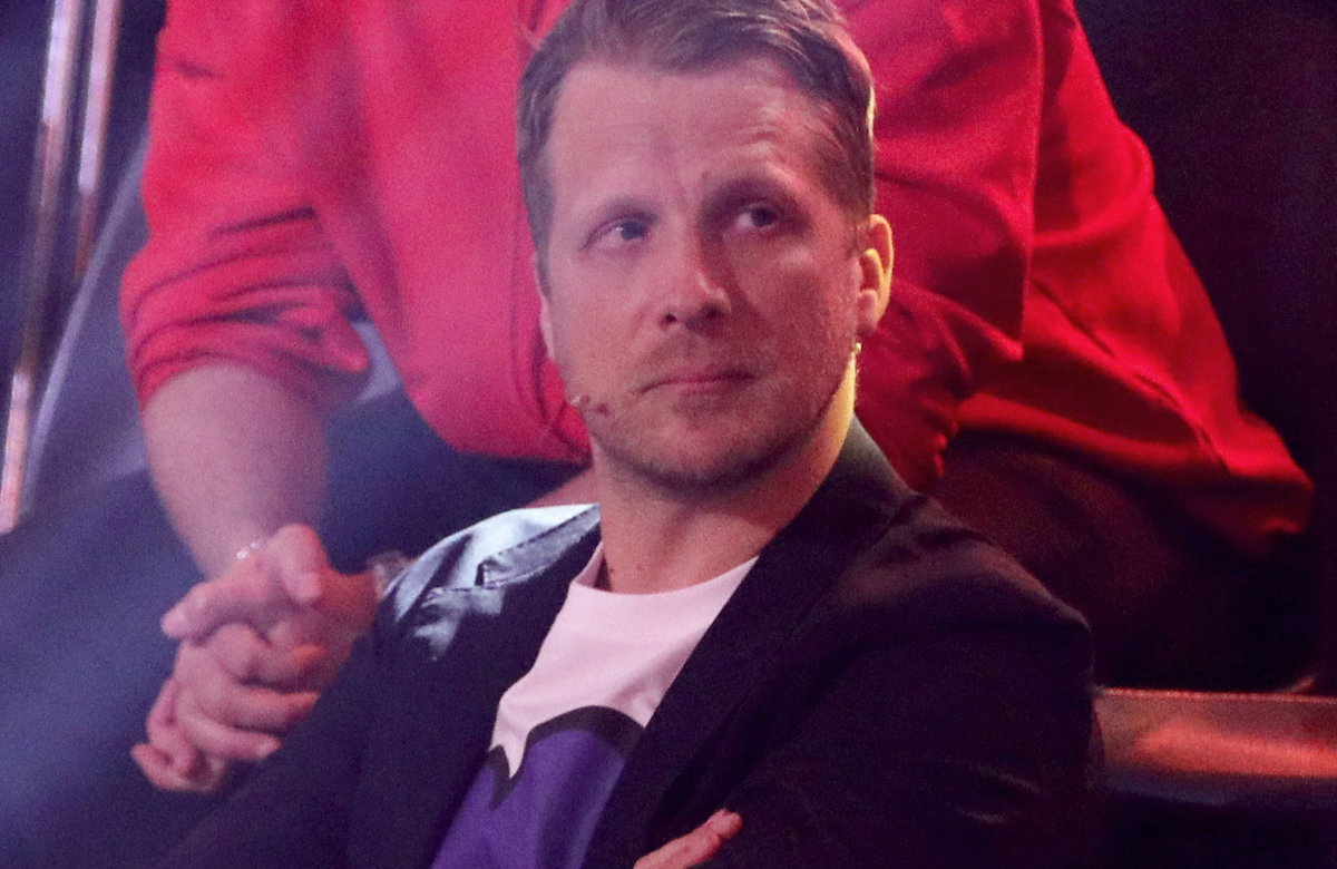 Oliver Pocher verschränkt die Arme vor der Brust