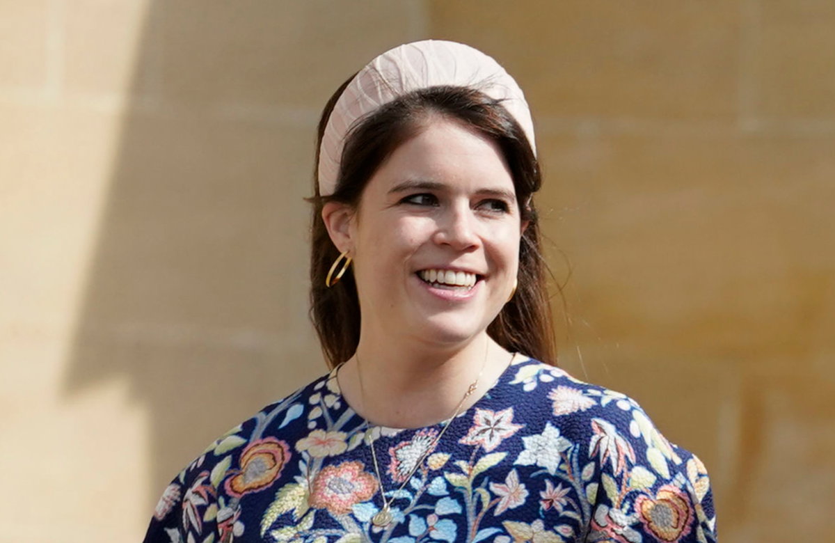 Prinzessin Eugenie mit auffälligem rosafarbenen Haarband lacht