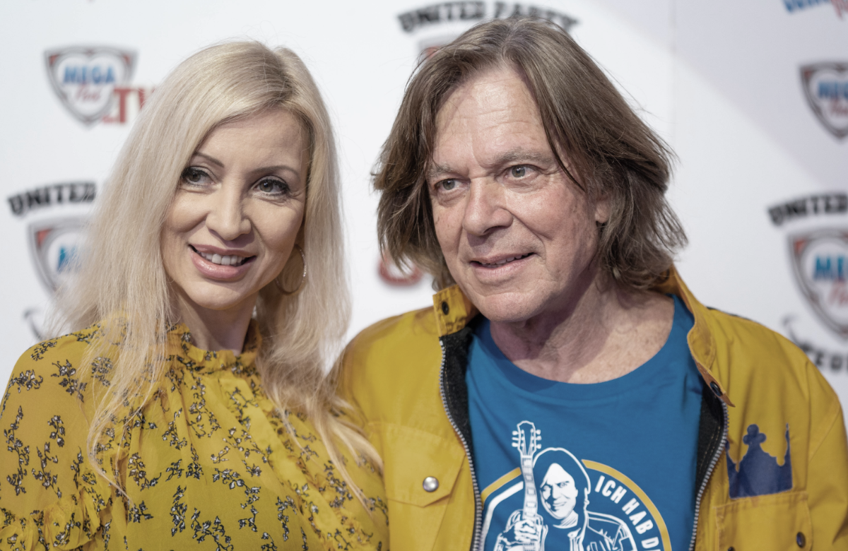 Ramona und Jürgen Drews vor einer weißen Wand