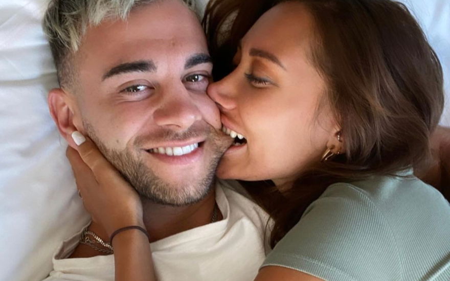 Samira Klampfl beißt Serkan Yavuz in die Wange