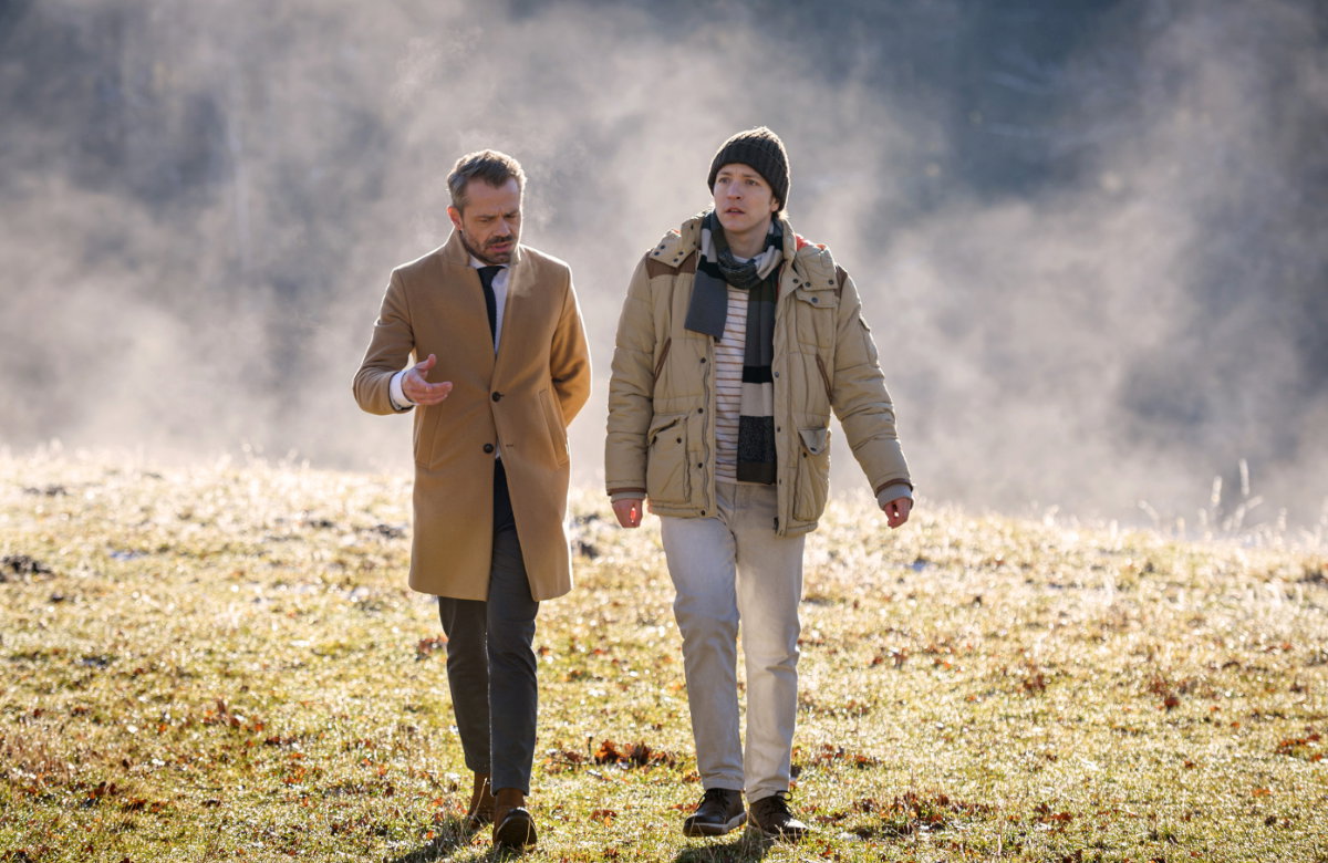 Erik und Gerry laufen im Nebel nebeneinander her