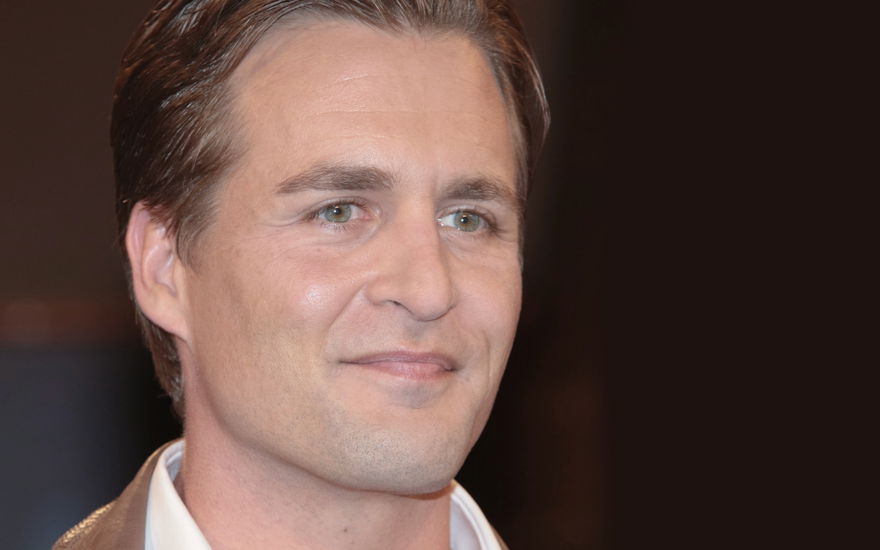 Alexander klaws guckt ernst
