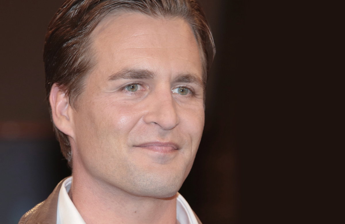 Alexander klaws guckt ernst