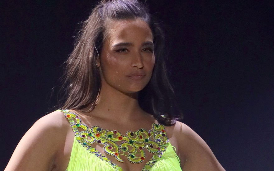 Amira guckt verschmitzt bei Let's Dance