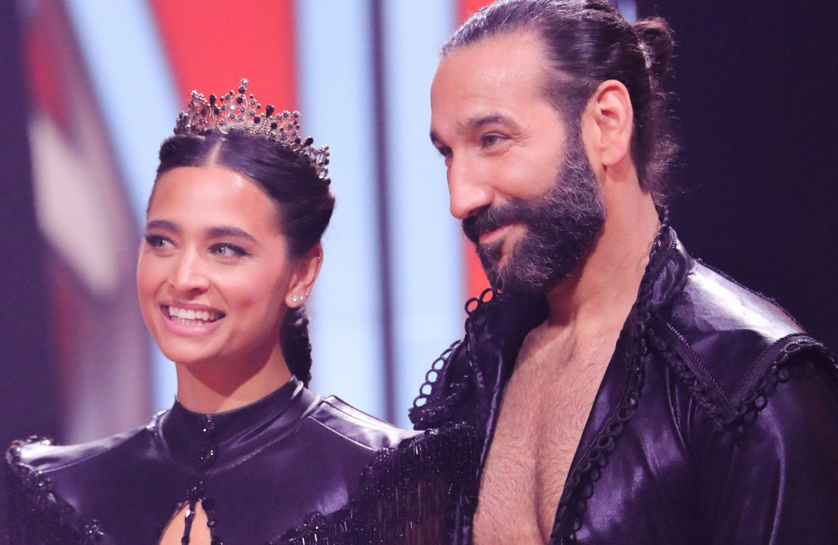 Amira Pocher und Massimo Sinató lächelnd bei Let's Dance