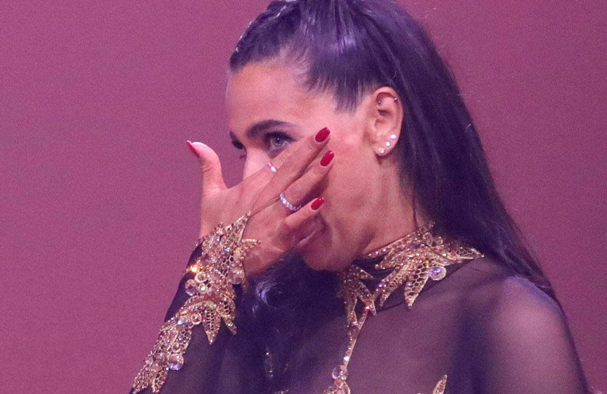 Amira Pocher wischt sich eine Träne weg bei "Let's Dance"
