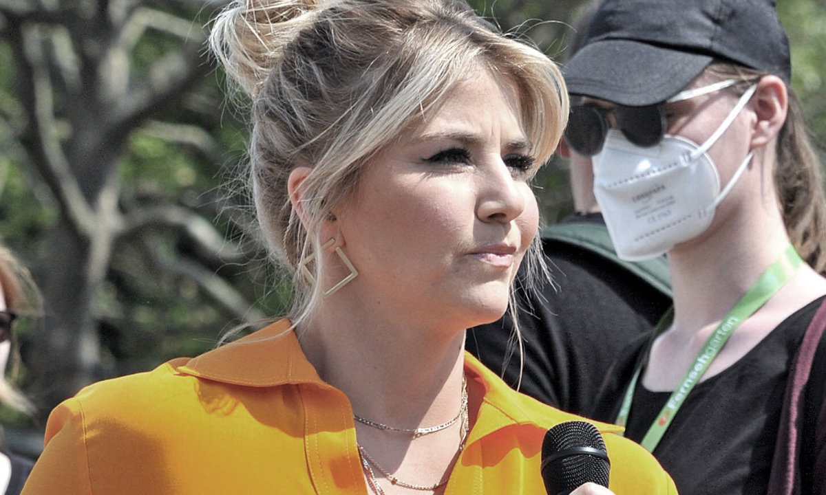 Beatrice Egli guckt genervt in die Ferne