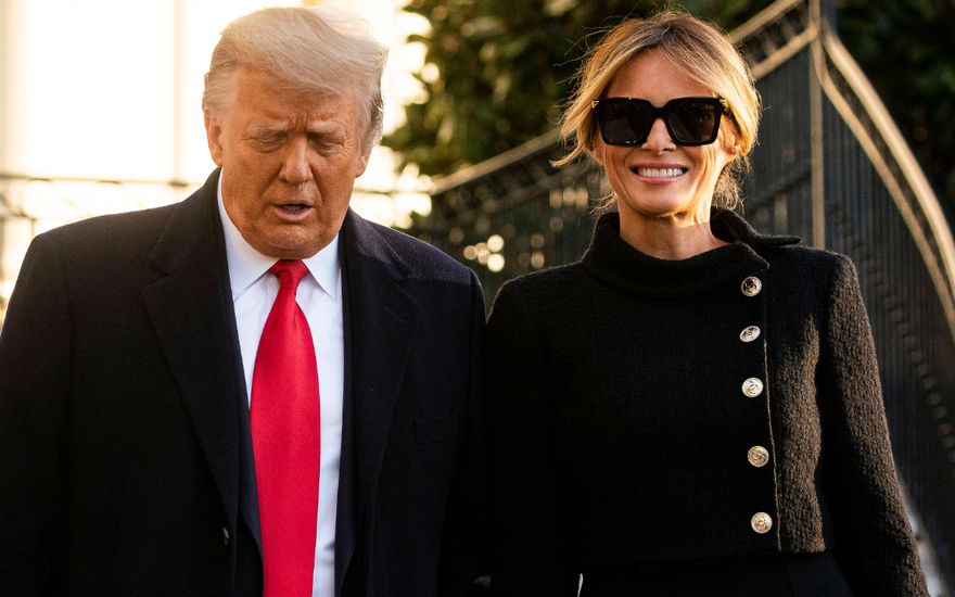 Donald und Melania Trump gehen nebeneinander