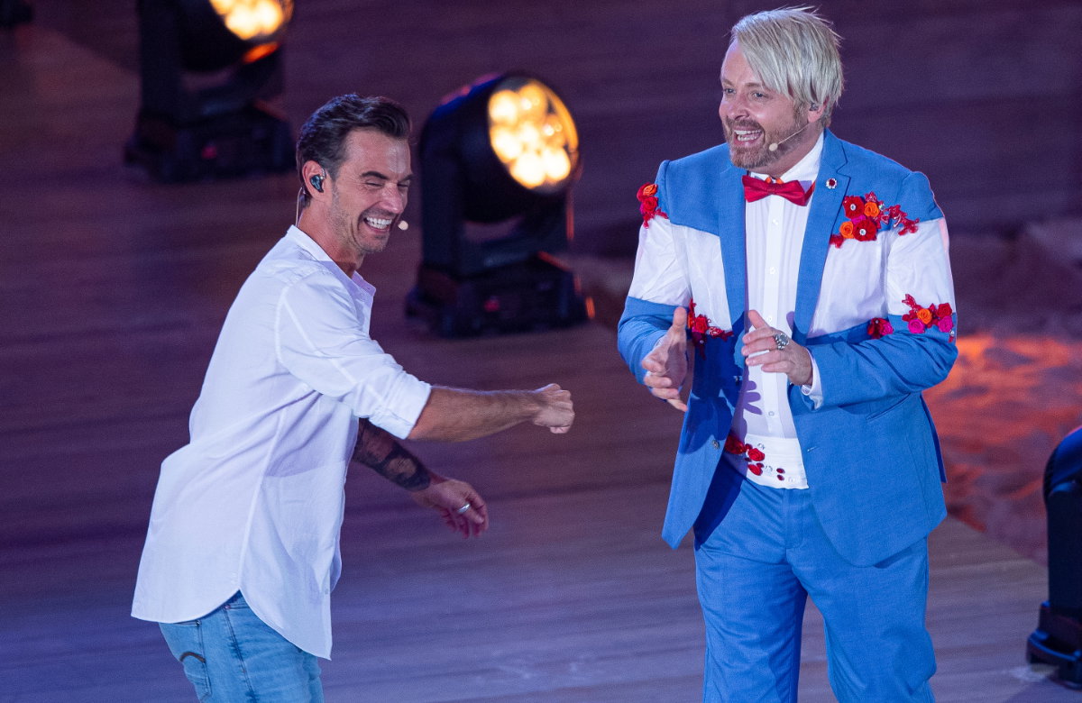 Florian Silbereisen und Ross Antony lachen auf der Bühne