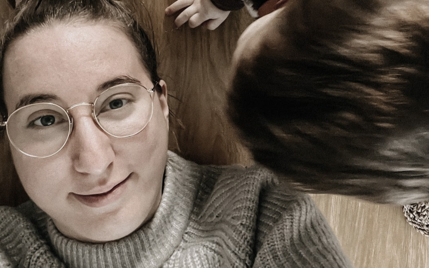 Melissa liegt auf dem Boden neben ihrem Sohn