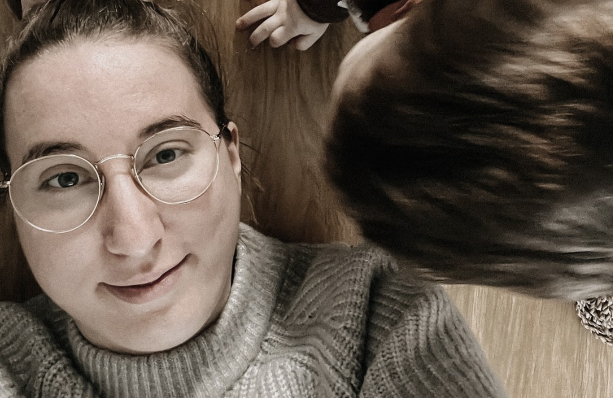 Melissa liegt auf dem Boden neben ihrem Sohn