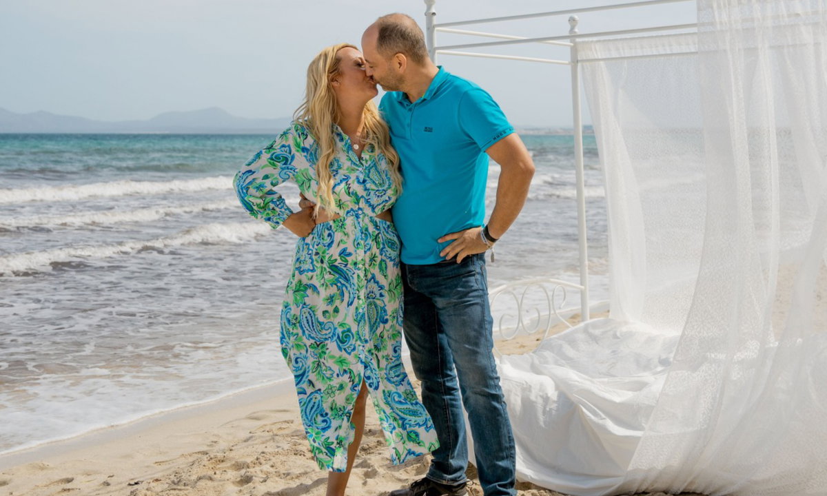 Julia Holz und Iwan küssen sich am Strand