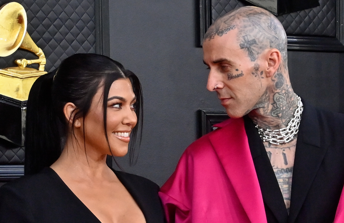 Kourtney Kardashian und Travis Barker schauen sich verliebt an