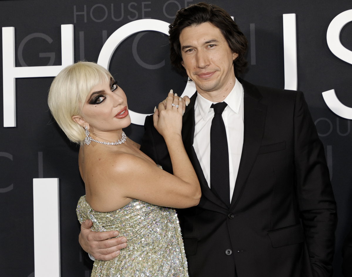 Lady Gaga eng umschlungen mit Adam Driver