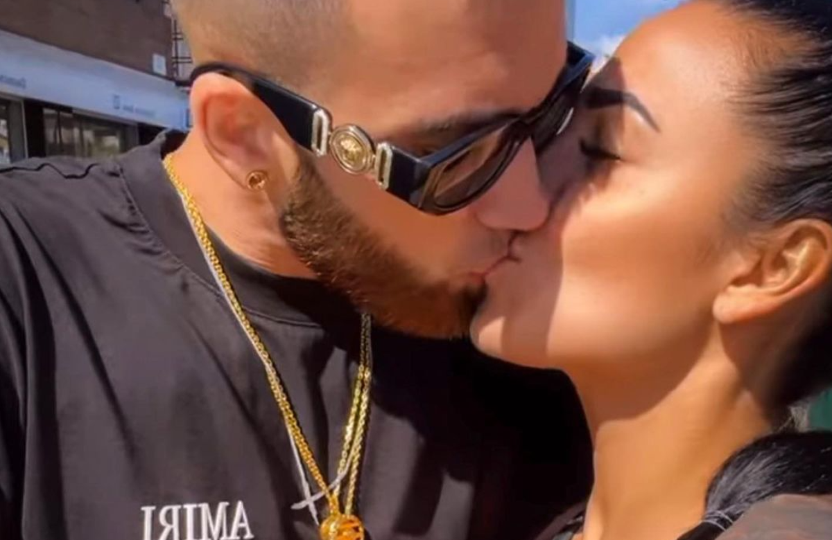 Elena Miras und Leandro Teixeira küssen sich