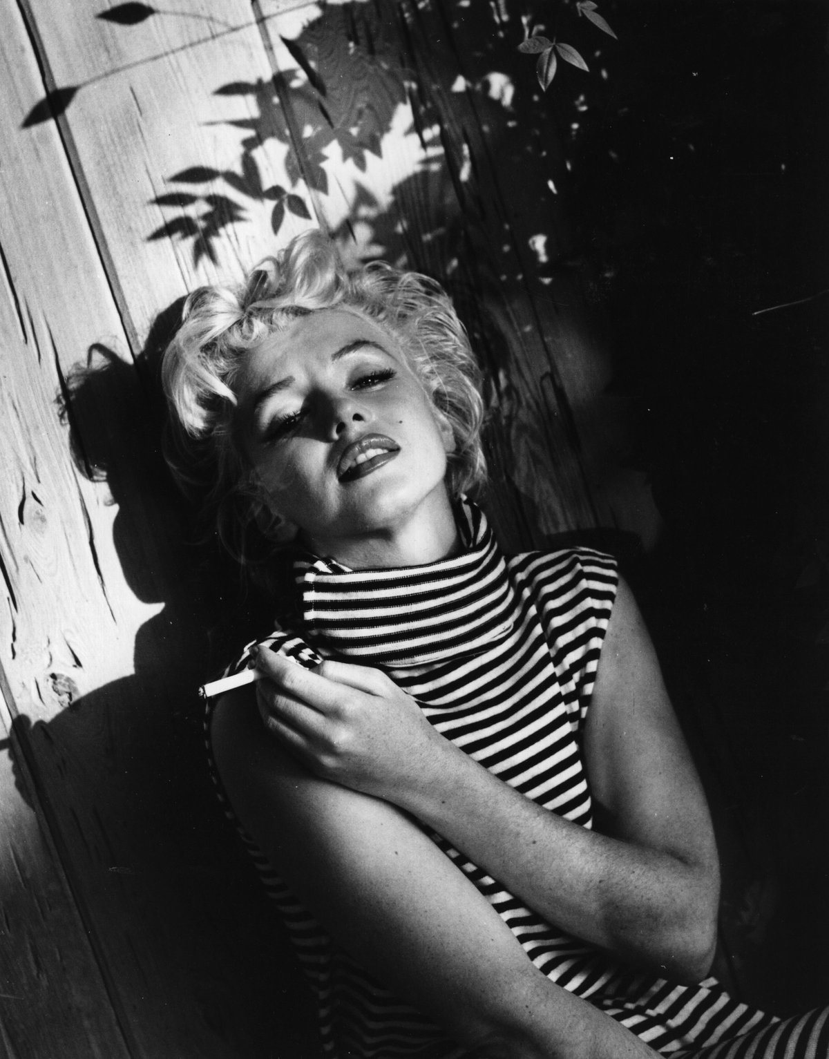Marilyn Monroe nachdenklich in Schwarzweiß