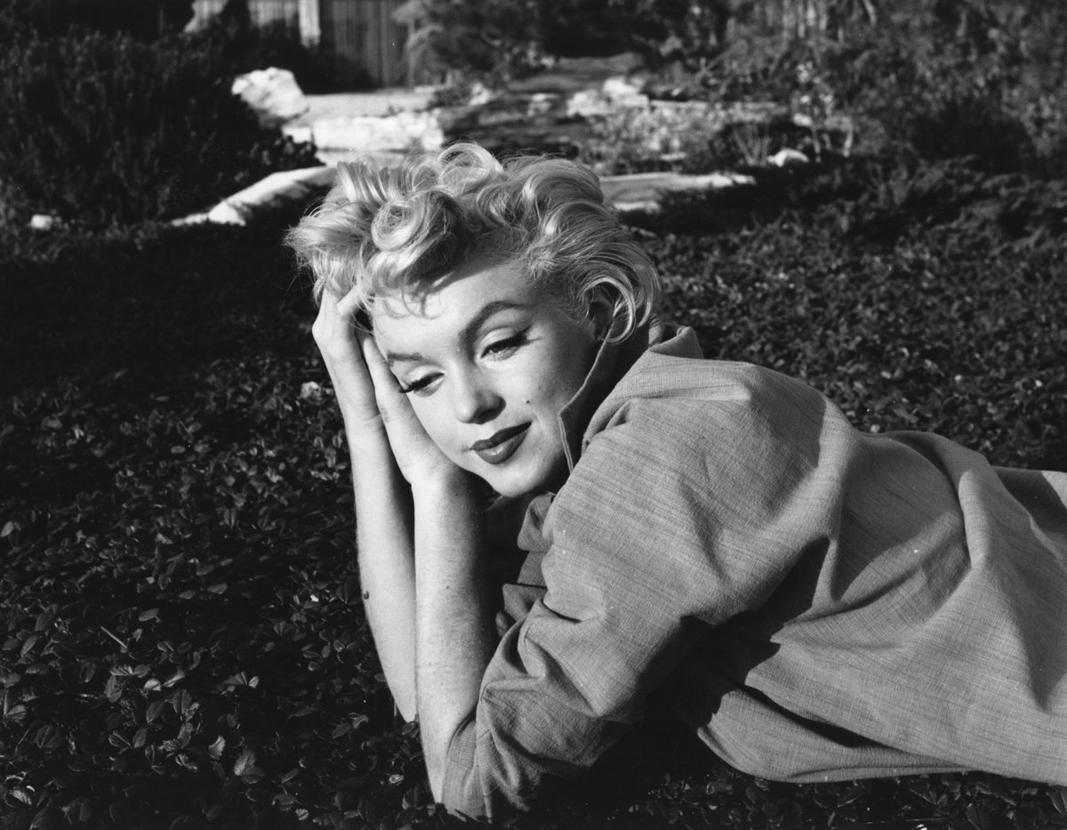 Marilyn Monroe nachdenklich in Schwarzweiß