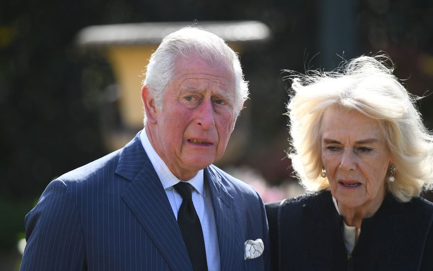 König Charles und König Camilla ernst