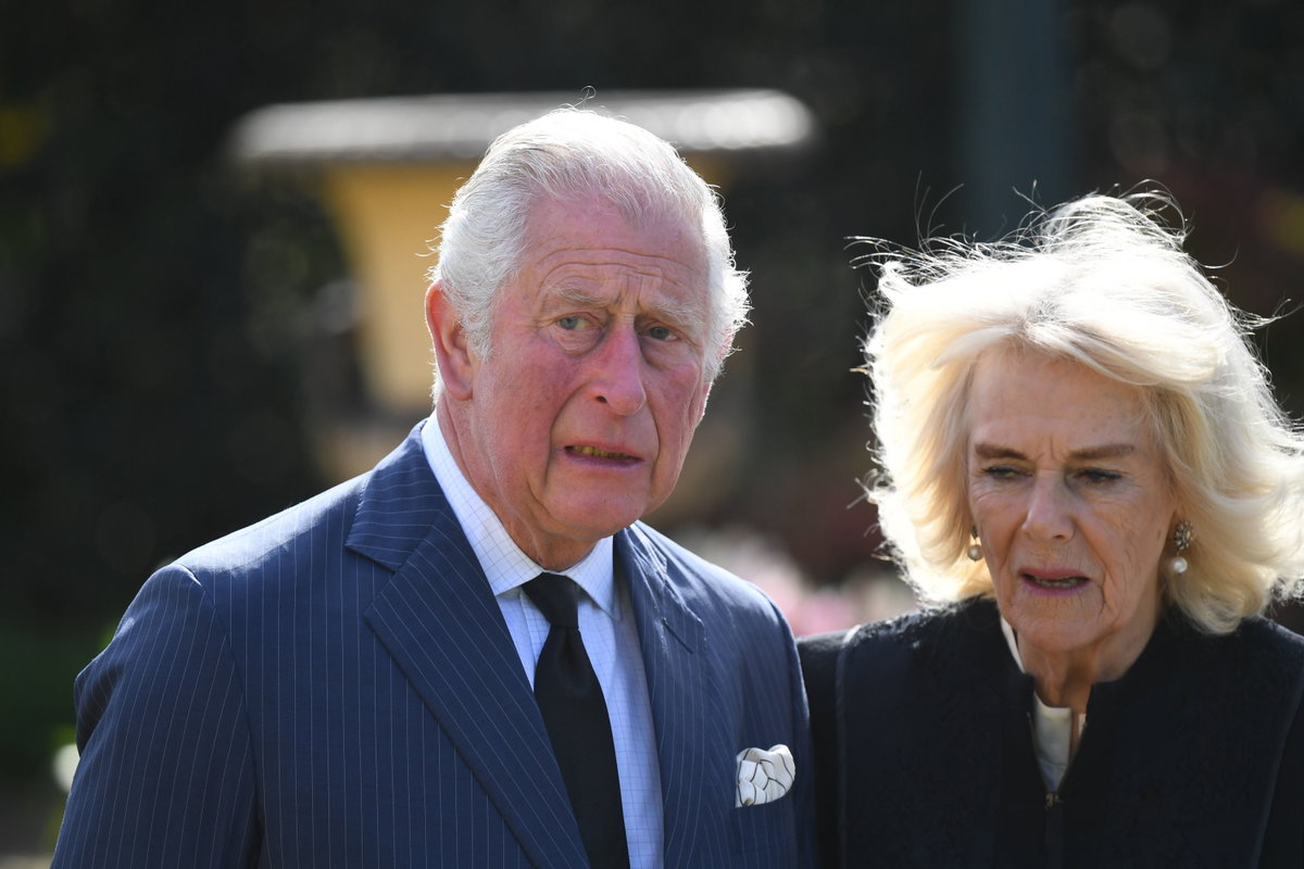 König Charles und König Camilla ernst
