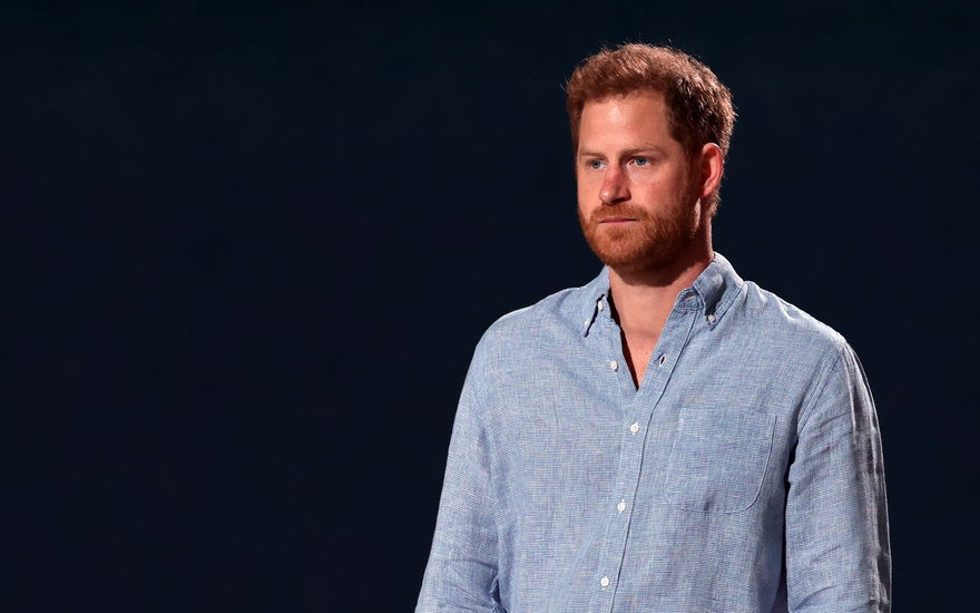 Prinz Harry blickt ernst und traurig