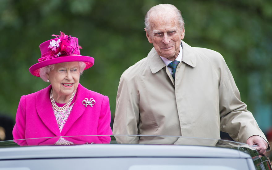 Queen Elizabeth II. fröhlich mit Prinz Philip