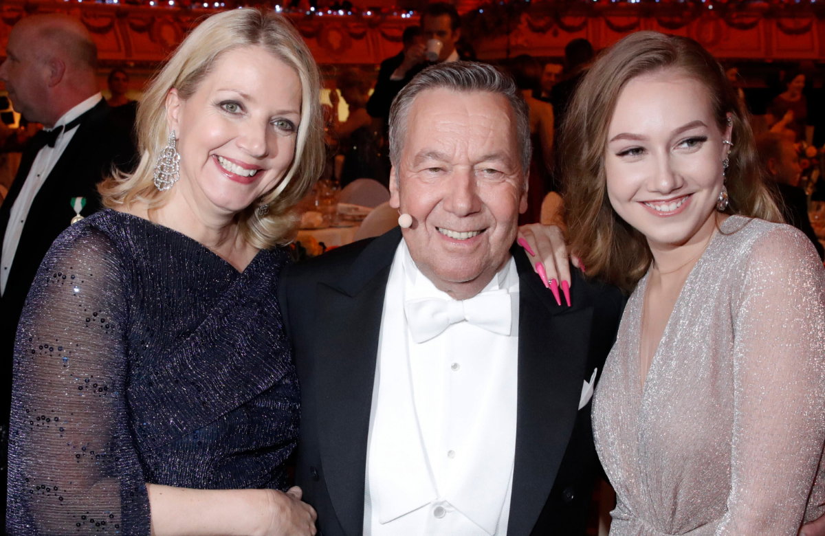 Silvia und Roland Kaiser stehen Arm in Arm mit Tochter Annalena
