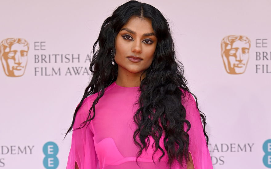 "Bridgerton"-Star Simone Ashley: Extra-Glanz dank Hair Oiling