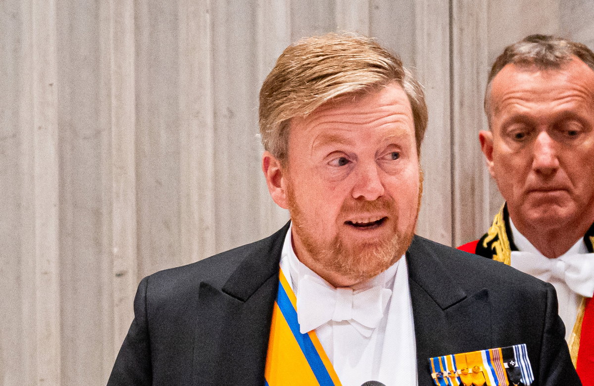 Willem-Alexander der Niederlande schaut ernst