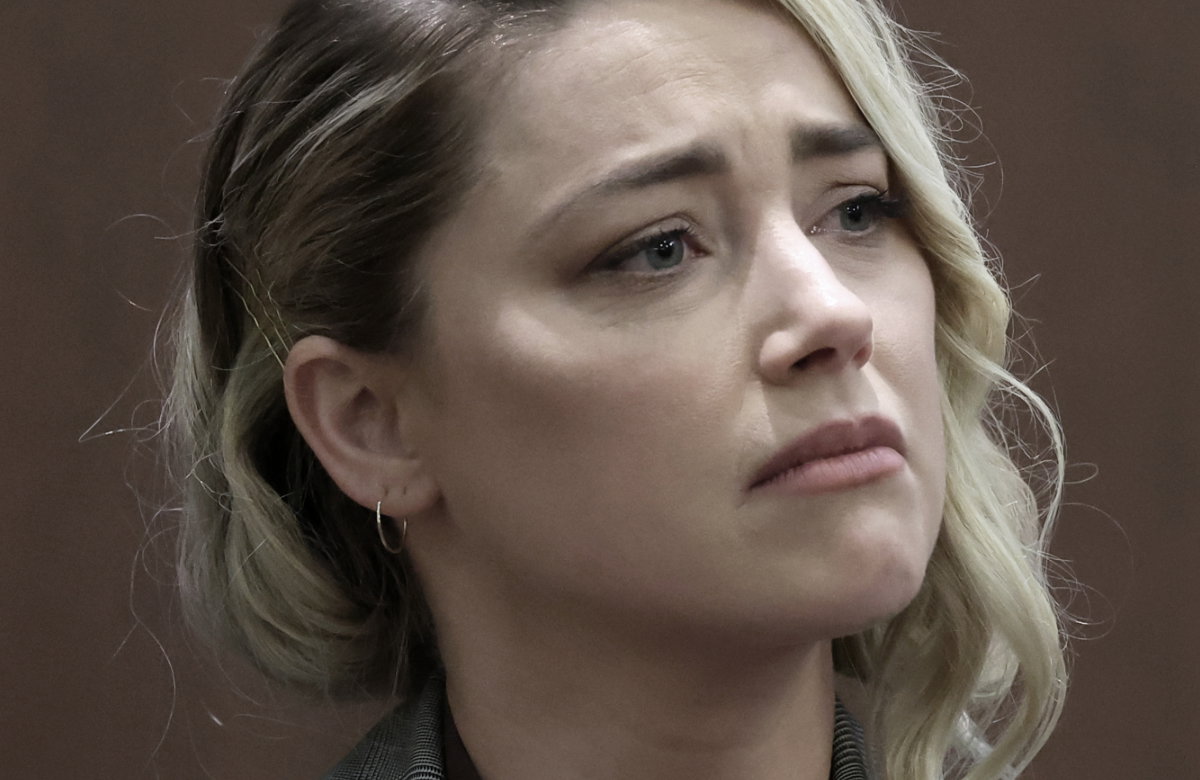 Amber Heard schaut traurig
